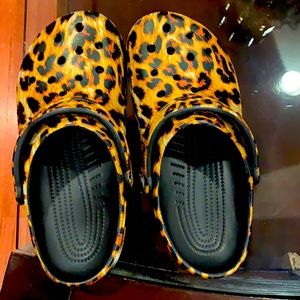Crocs leopard print 🐆. Size 8. Barely used.